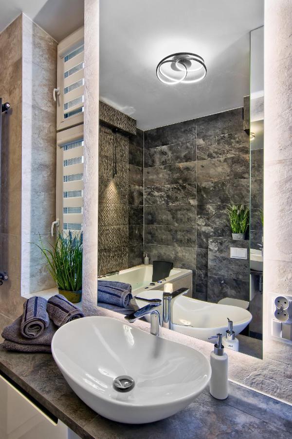 Apartament Bialy Z Jacuzzi Cracóvia Exterior foto