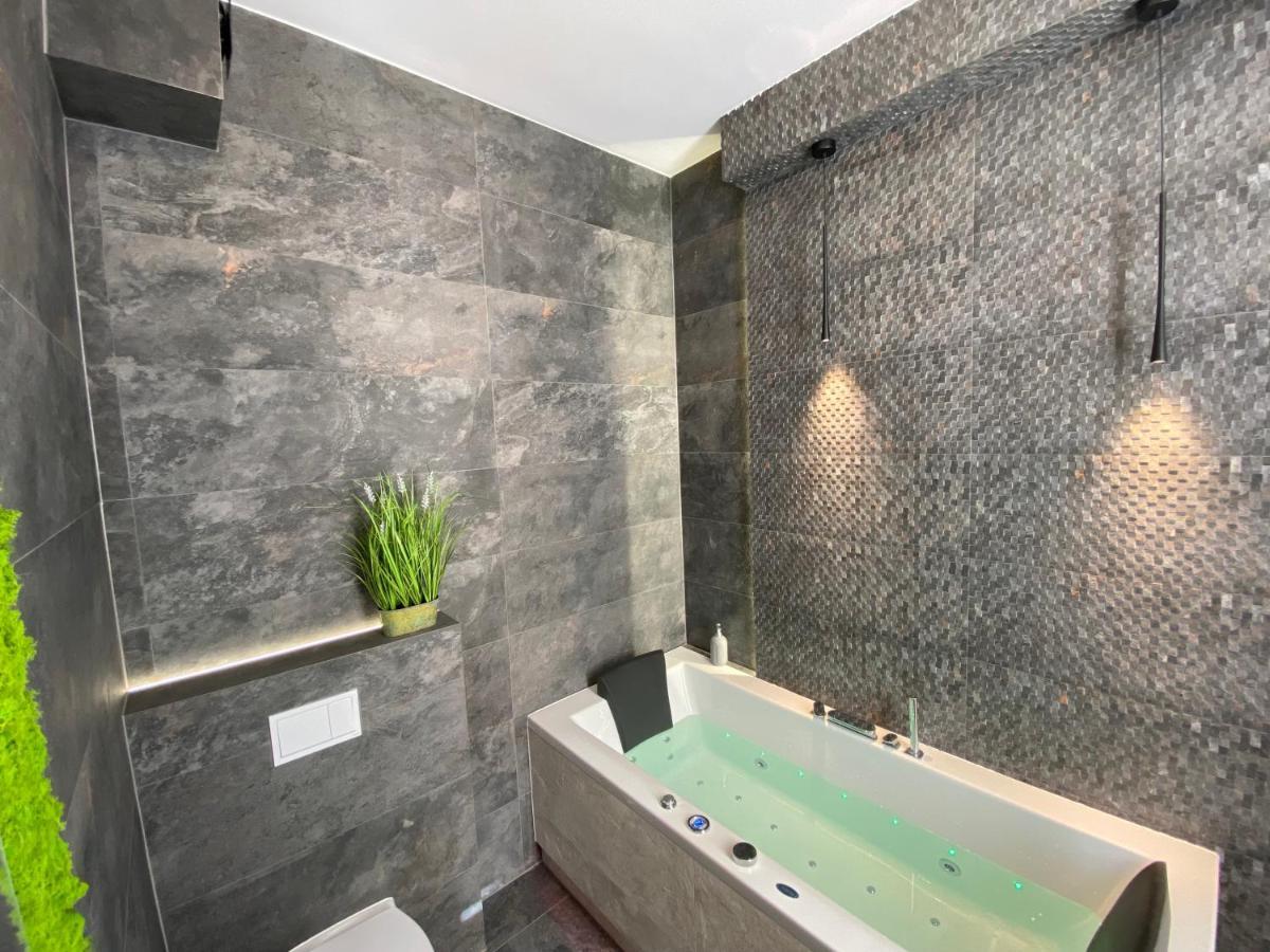 Apartament Bialy Z Jacuzzi Cracóvia Exterior foto